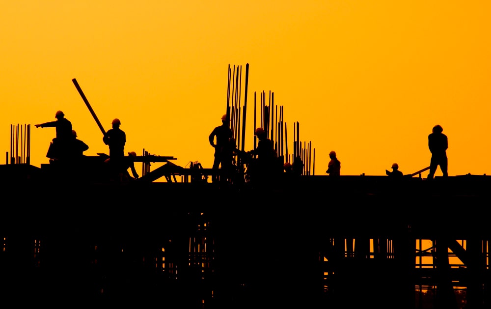 Trabajador latinoamericano en construcción en Europa